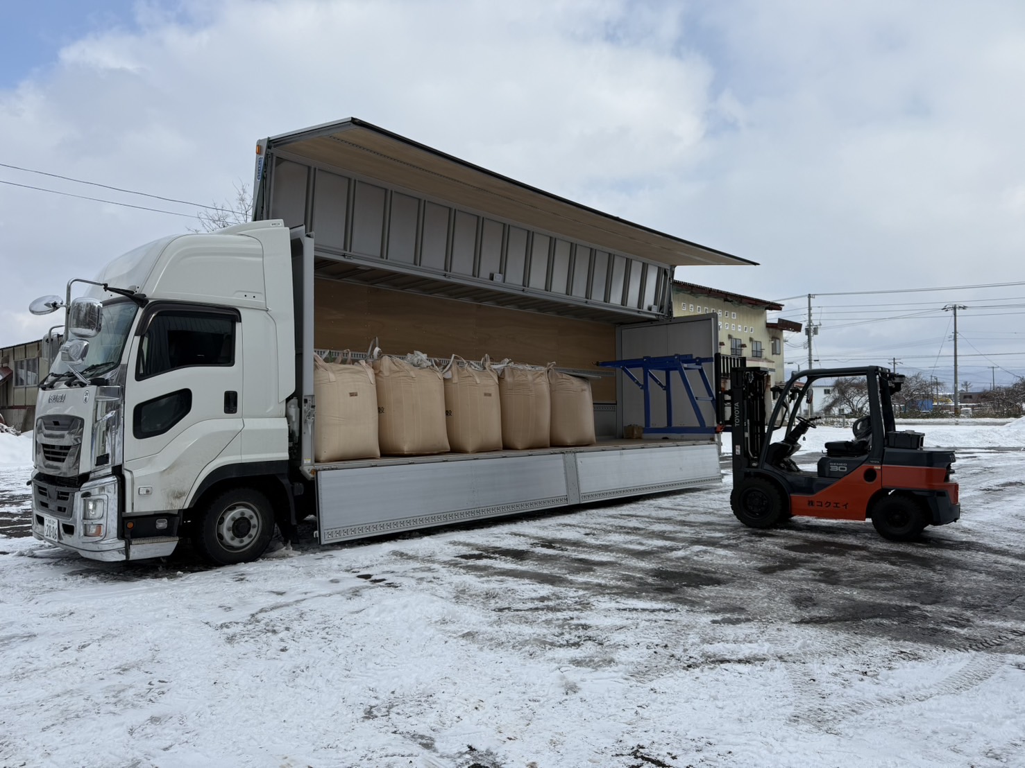 玄米袋の出荷作業